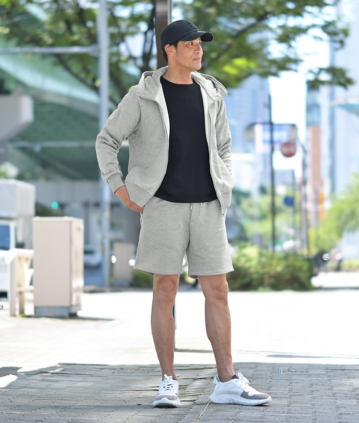 近所のお出かけも抜かりなく！ 大人のワンマイルウェア