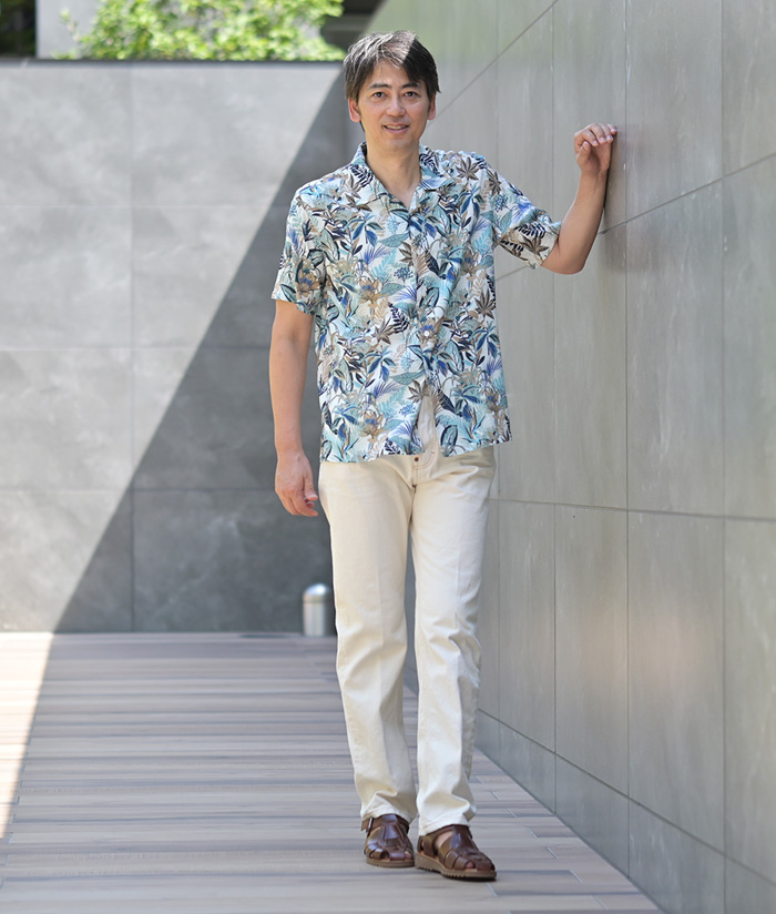 大人の夏を華やかに彩る柄シャツスタイル