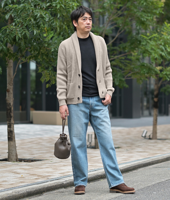 淡色デニムをさらりと。大人の品ある休日スタイル