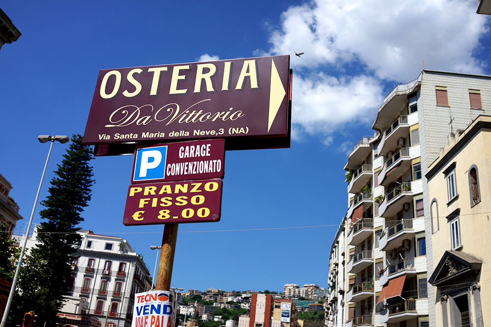 イタリアらしい風景！看板もなんか、カッコいいですよね。