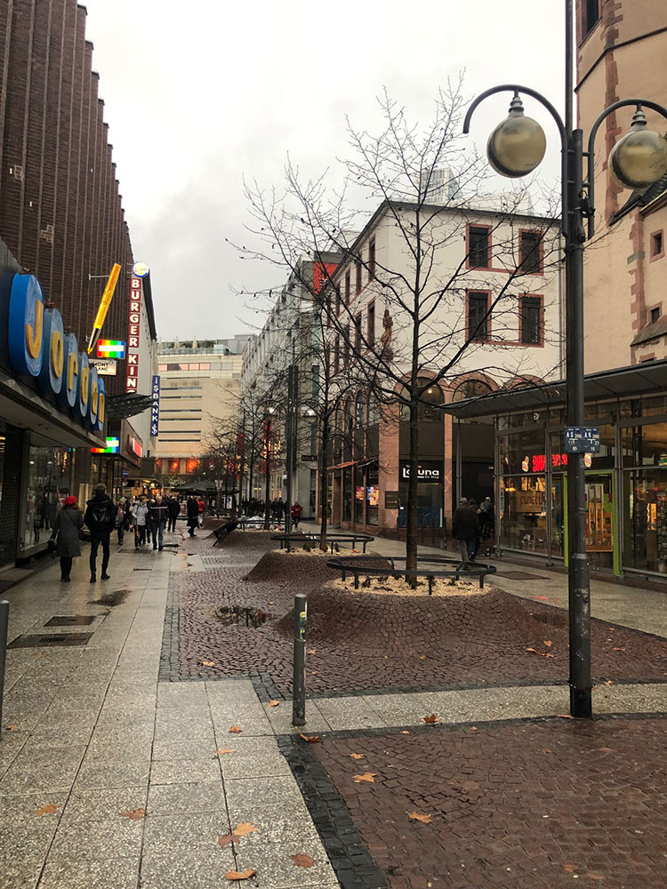 雨の商店街