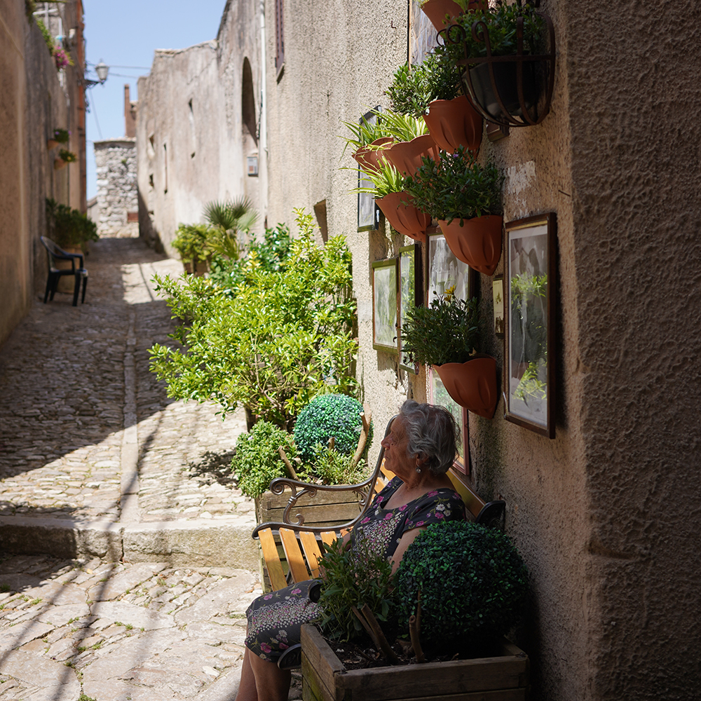 すごく好きな写真。おばあさんと古き良きイタリア。この緩く流れる空気こそがイタリアの田舎に有ると思っています。空気が気持ち良い！それがイタリアだと思います。