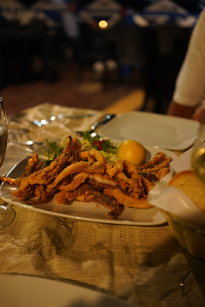 イタリア、シチリアの食事。いか　とか　たこ　のフリットが一番美味しい！そして、この「ごつごつしたレモン」がまたうまいのです！