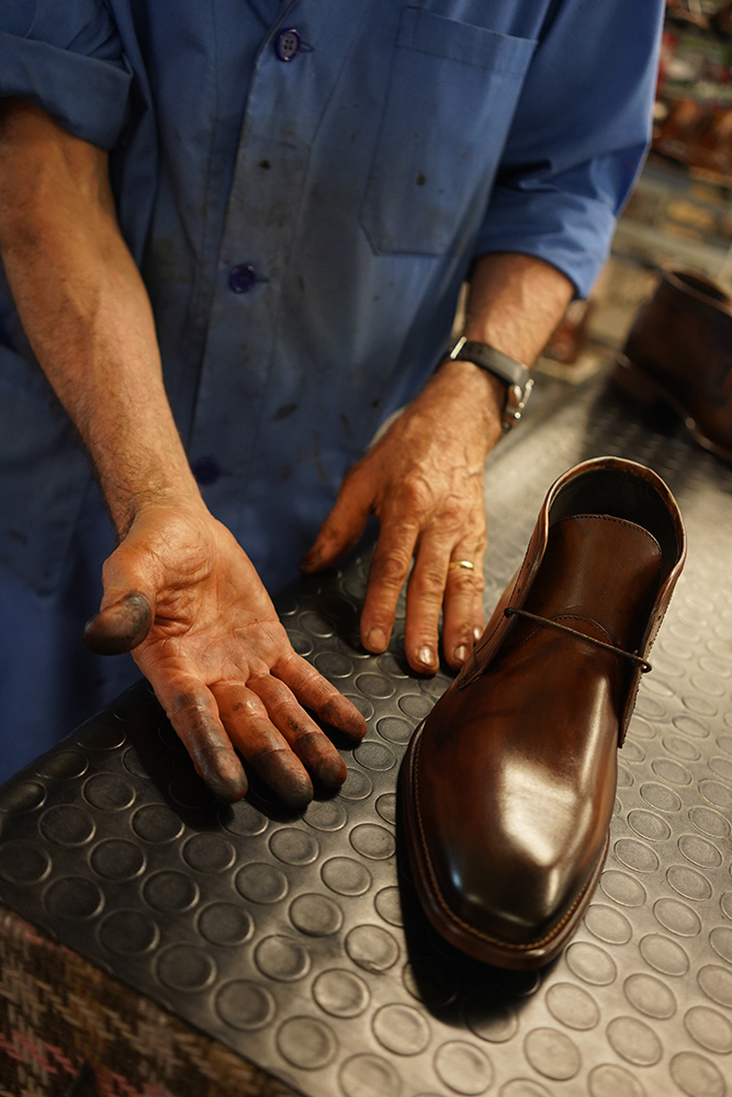 イタリア靴を何万足も毎日・毎日作り出した手。職人歴62年という長い年月で培われた指の厚み。プレディビーノは職人の伝統の技から作られてきます。