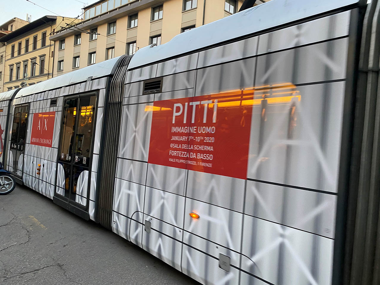 フィレンツェ市内には、ピッティのラッピングした列車も走っており、すごく盛り上がっている印象を受けました。
