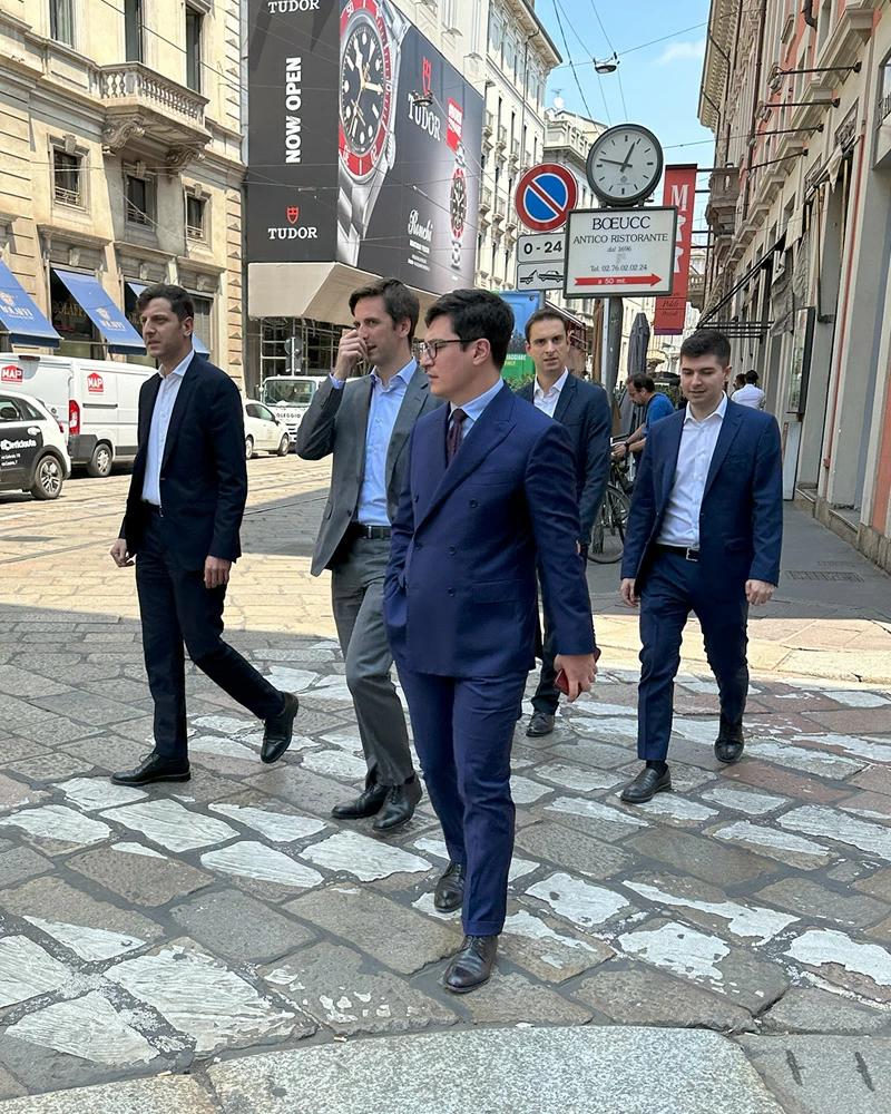 スーツを着て歩く5人の男性