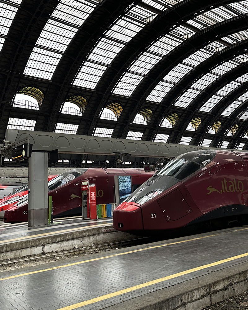 駅のホームに停車する電車イターロ