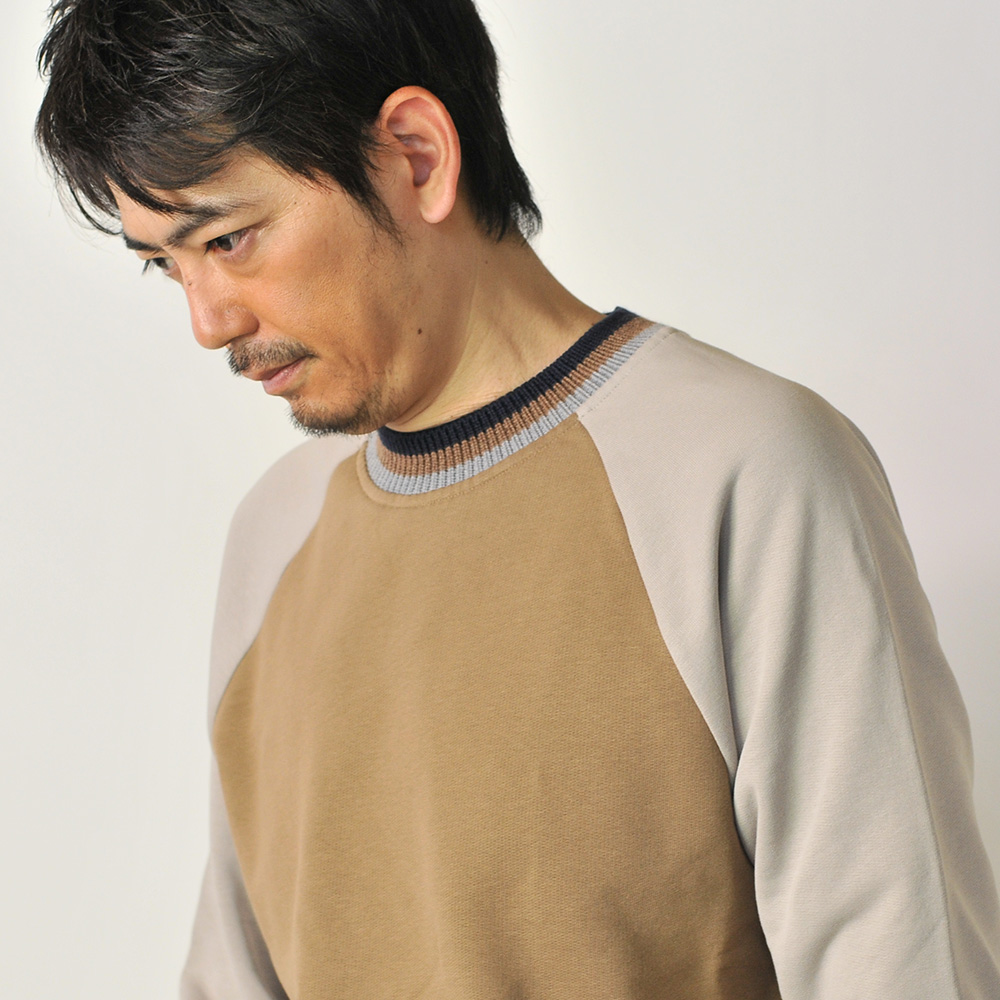トリコロールスウェットシャツ　裏起毛のスウェットを使用、着心地や保湿性にも優れる