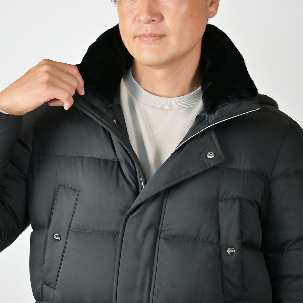 ヘルノのN-3B ダウンコートを着た男性モデル