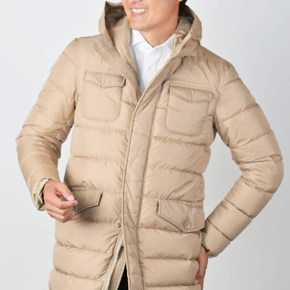 ヘルノのナイロンシャモニーダウンコートを着た男性モデル