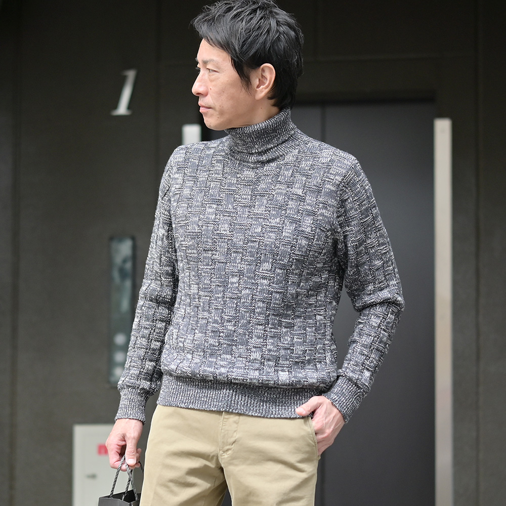 ザノーネのバスケット編みタートルネックニットを着た男性モデル