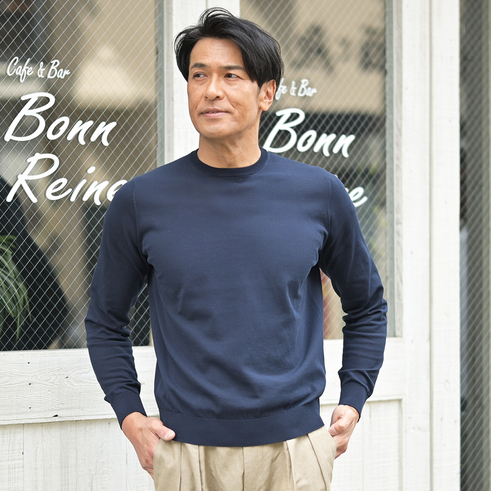 フィリッポ・デ・ローレンティス（FILIPPO DE LAURENTIIS）　長袖クルーネックコットンニット　モデル着用バストアップ画像