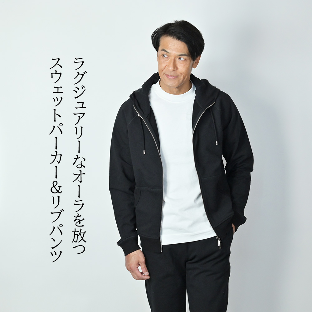 ムーレー（MooRER）モデル着用バストアップ画像　ラグジュアリーなオーラを放つスウェットパーカー＆リブパンツ
