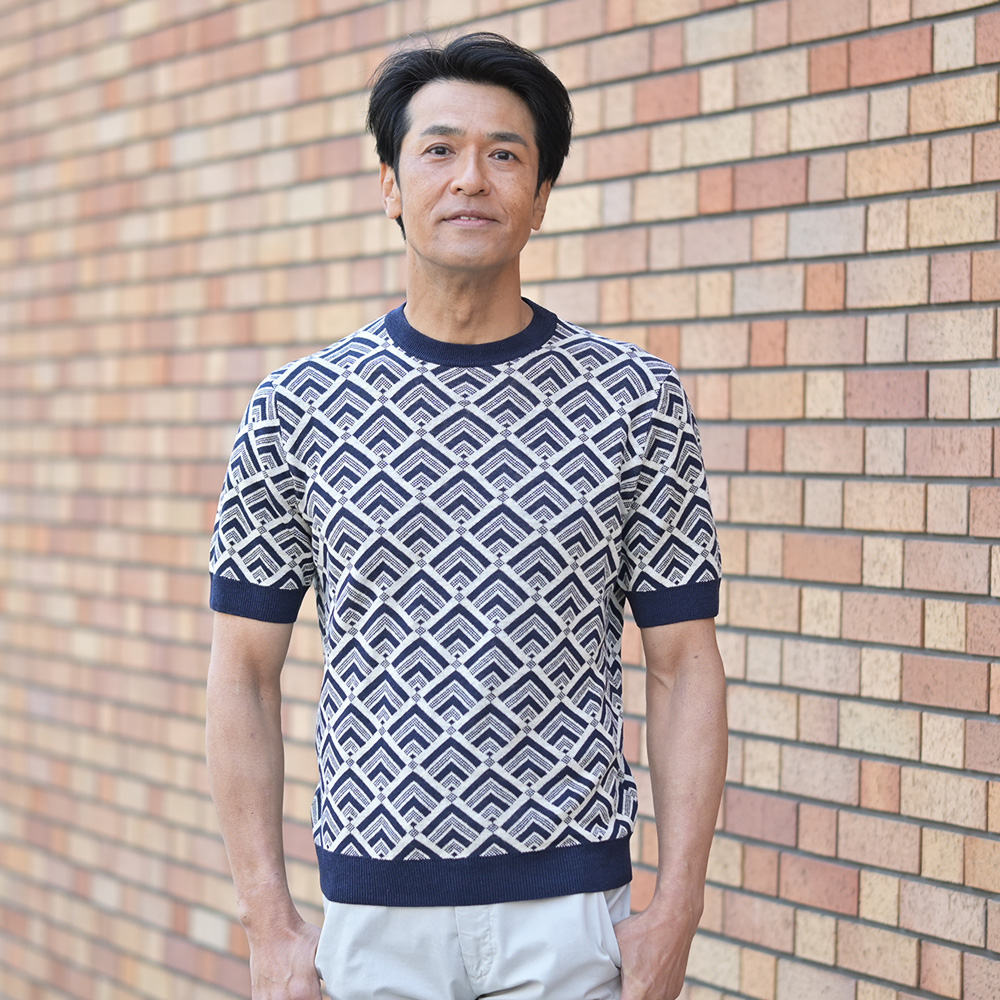 フィリッポ デ ローレンティス（FILIPPO DE LAURENTIIS）　クルーネックニット　モデル着用バストアップ画像