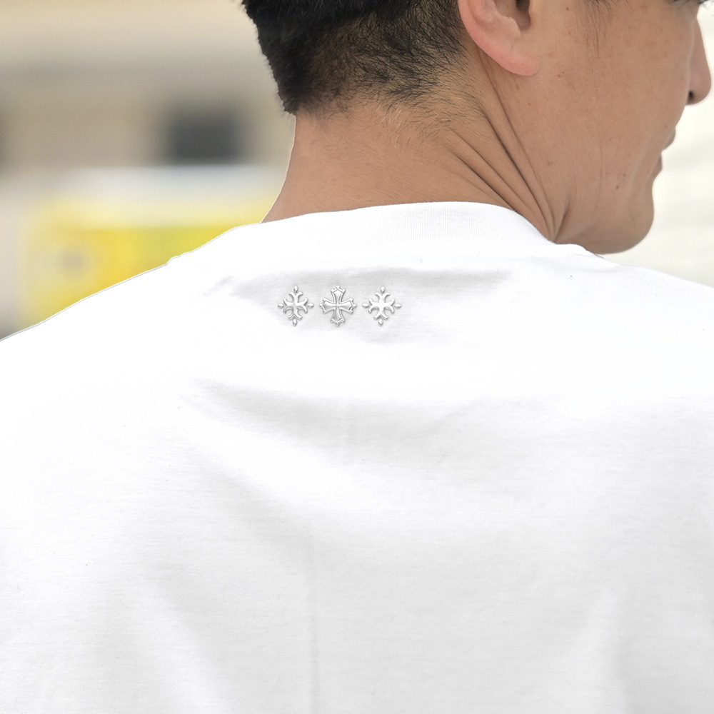 SELO（セロ）エンボスロゴ 半袖カットソー　エンボスロゴデザイン部分のクローズアップ画像