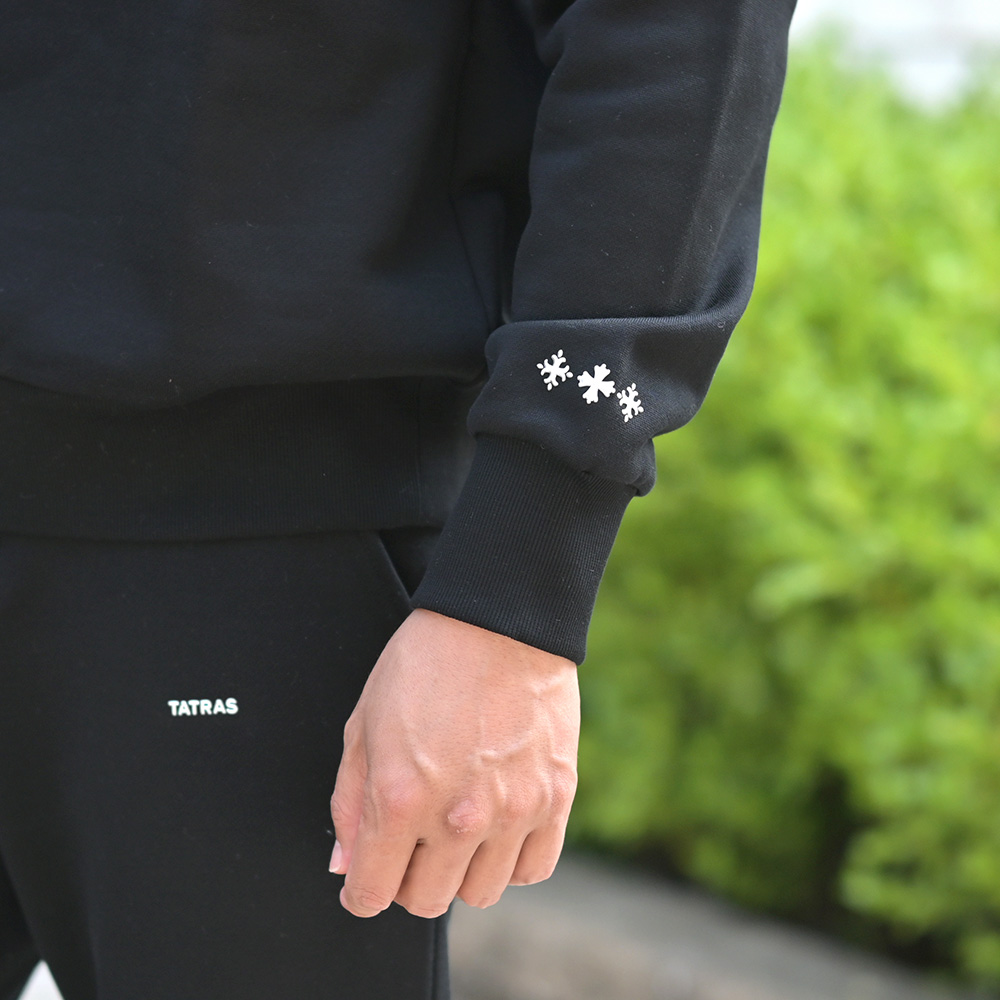 FIDASIO（フィダシオ）エンボスロゴ 長袖トレーナー　エンボスロゴデザイン部分のクローズアップ画像
