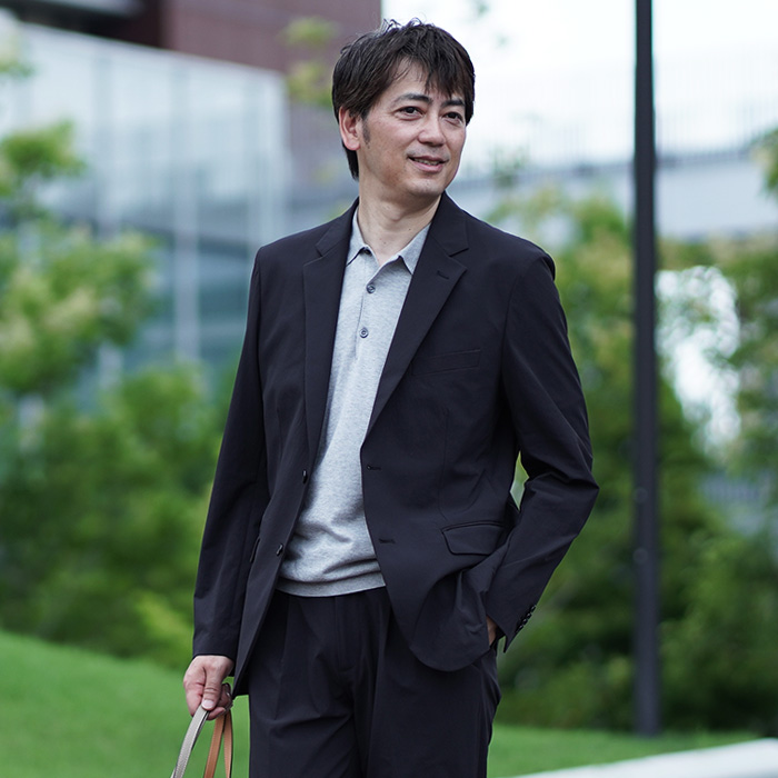仕事着で歩いている様子