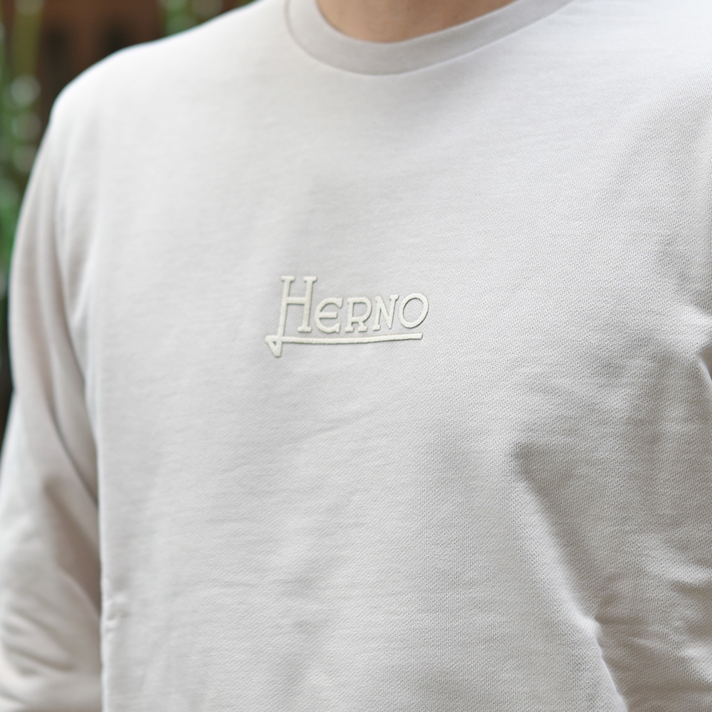 ヘルノ（HERNO）ロゴプレートスウェットシャツ　袖の着用アップ画像
