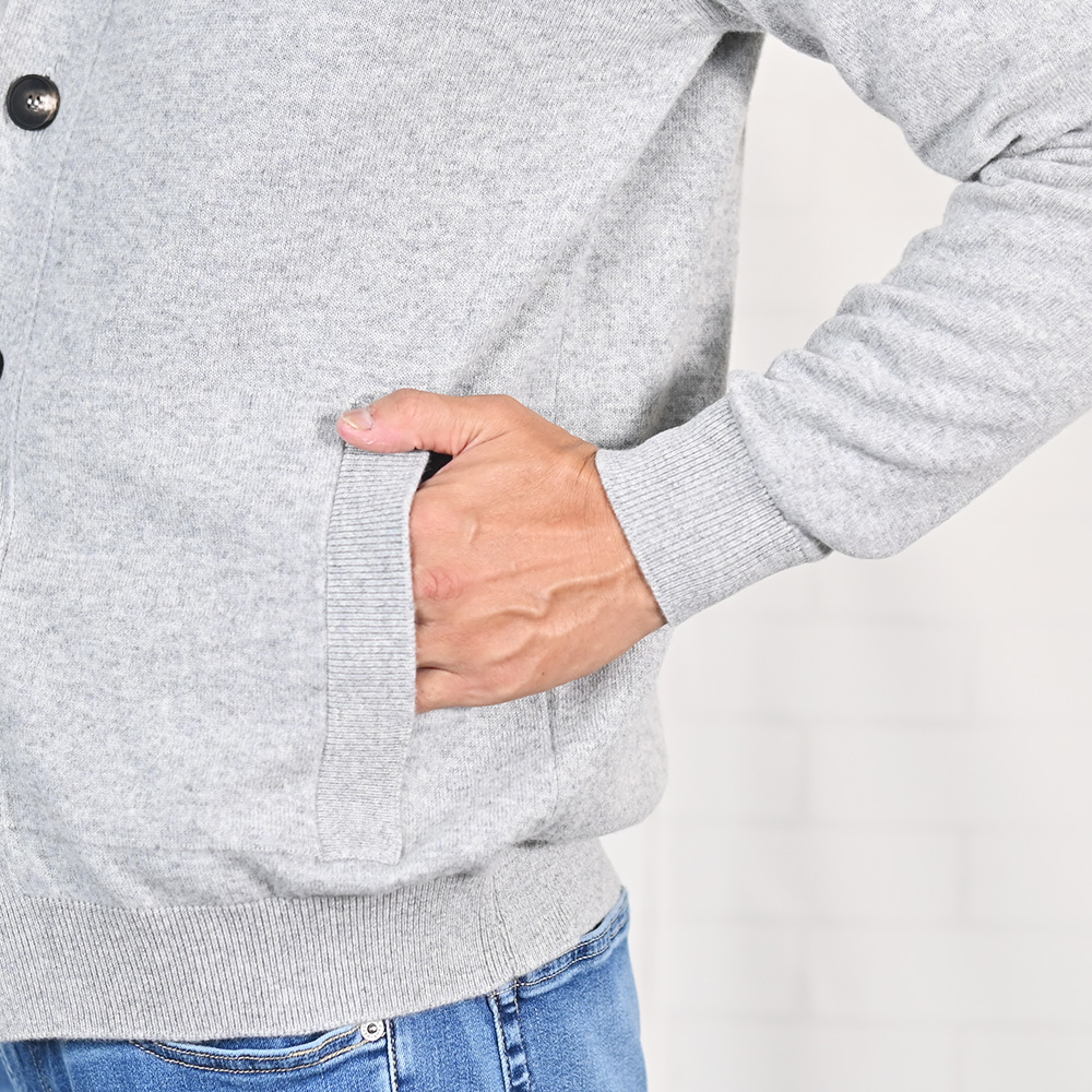 フィリッポ デ ローレンティス（FILIPPO DE LAURENTIIS）　カシミヤ混ウール ニットカーディガン　モデル着用バストアップ画像