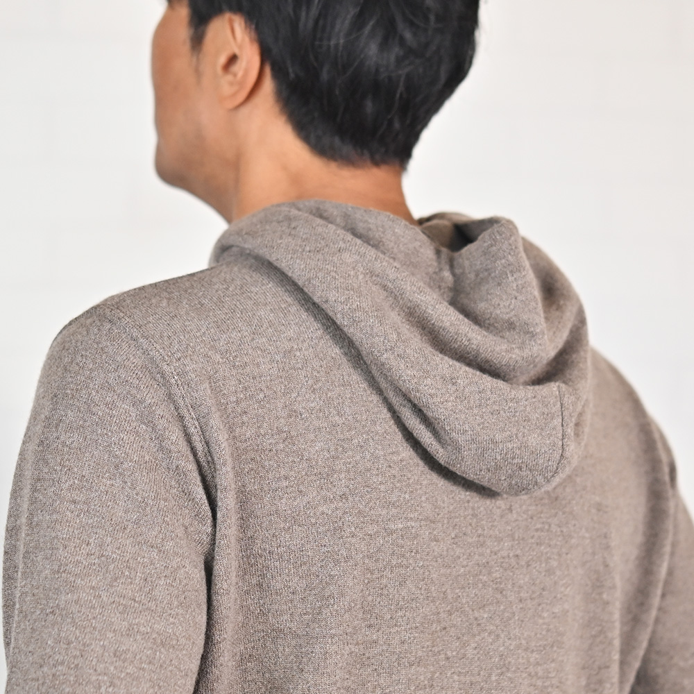 フィリッポ デ ローレンティス（FILIPPO DE LAURENTIIS）　カシミヤ混ウール プルオーバーニット　モデル着用バストアップ画像