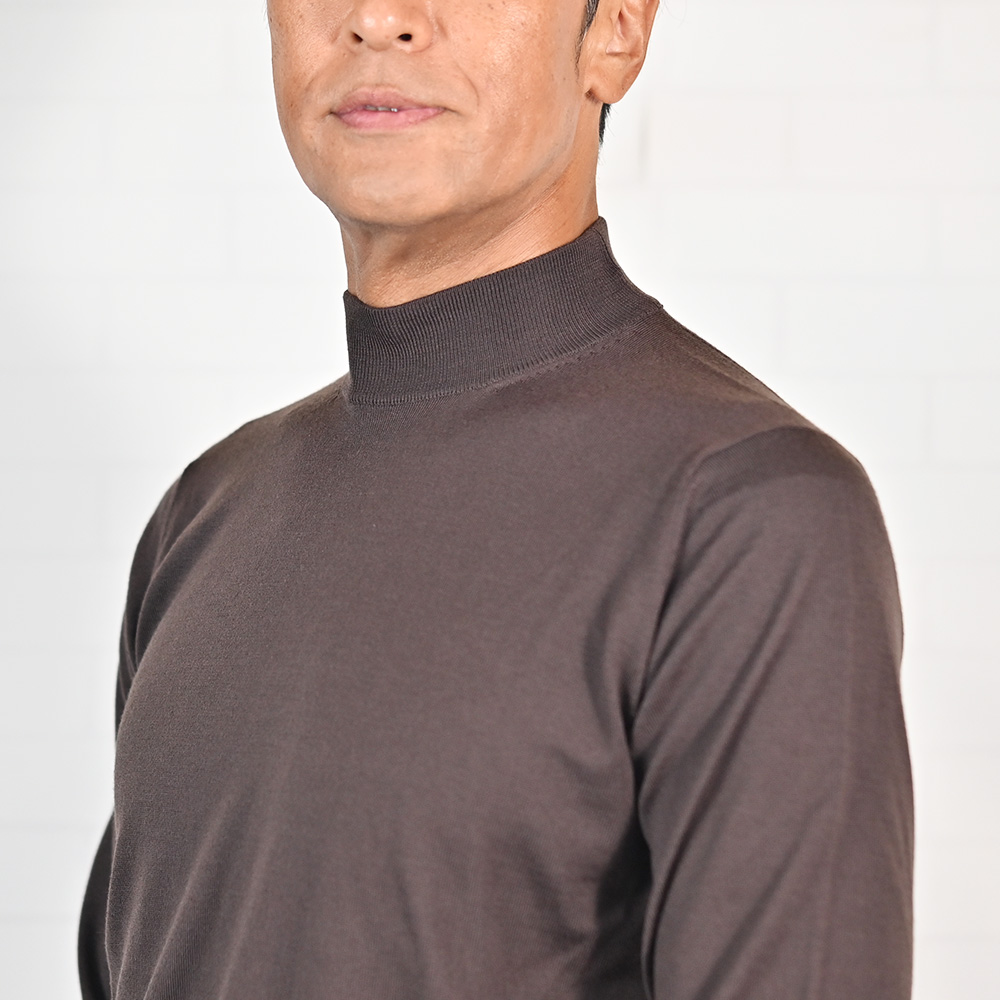 フィリッポ デ ローレンティス（FILIPPO DE LAURENTIIS）　メリノウール モックネックハイゲージニット　モデル着用バストアップ画像