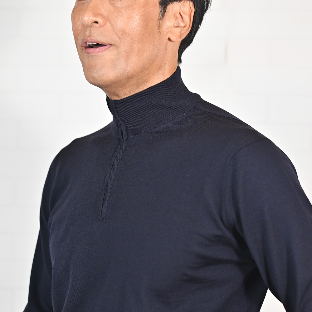 フィリッポ デ ローレンティス（FILIPPO DE LAURENTIIS）　ウール ハーフジップニット　モデル着用バストアップ画像