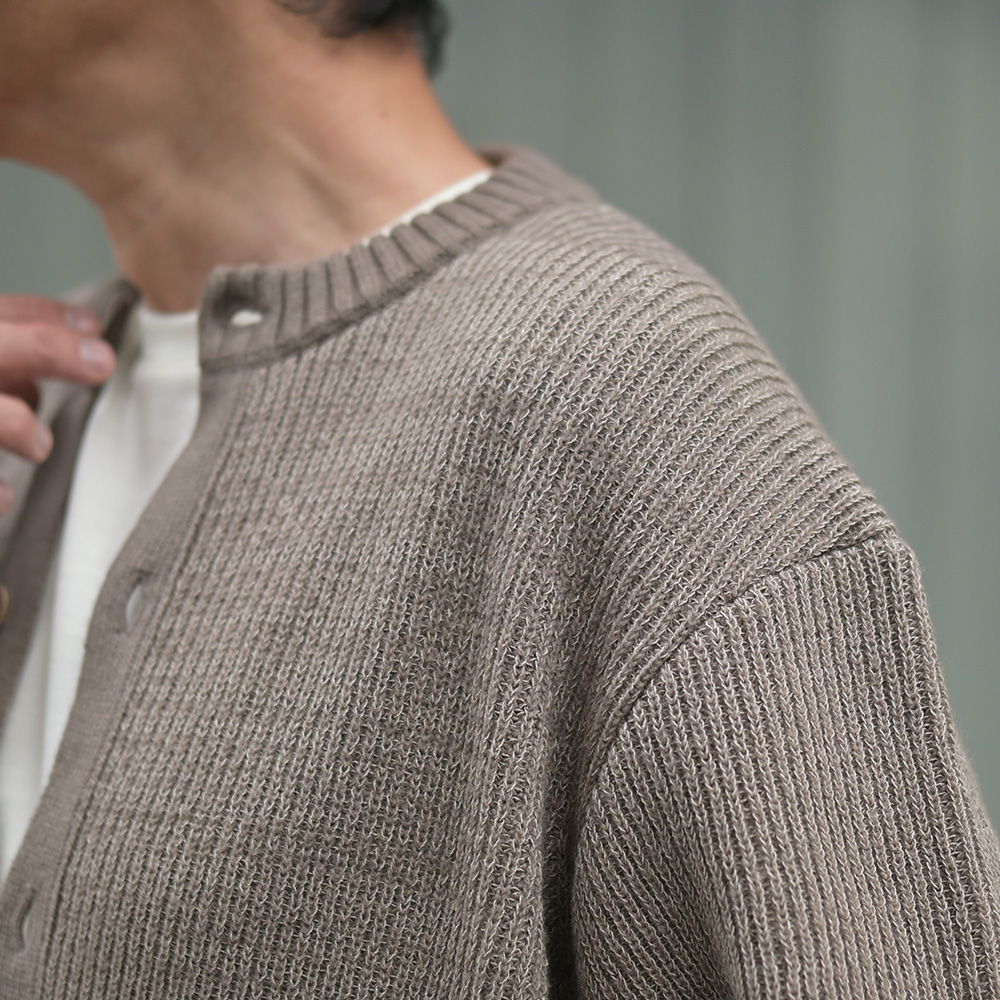 シーグリーン（Seagreen）和紙混紡メリノウールニット：ノーカラーカーディガン　肩のアップ