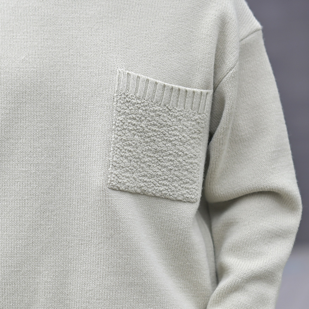 シーグリーン（Seagreen）ロッキーメリノウール：クルーネックニット　ポケットのアップ