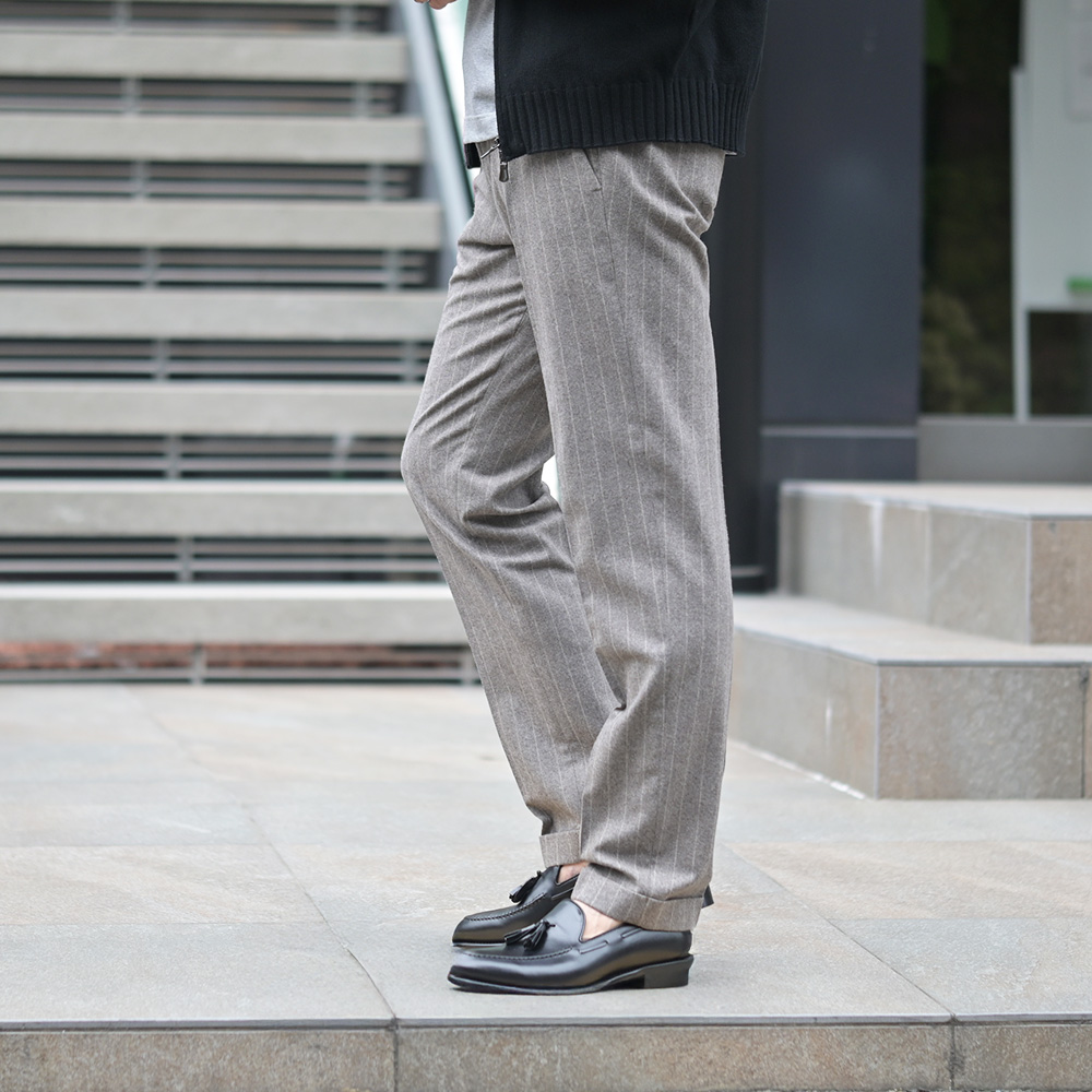 ブリリア　BRIGLIA1949　MONTREALP アクティブメリノウール イージースラックス　横からのシルエット画像