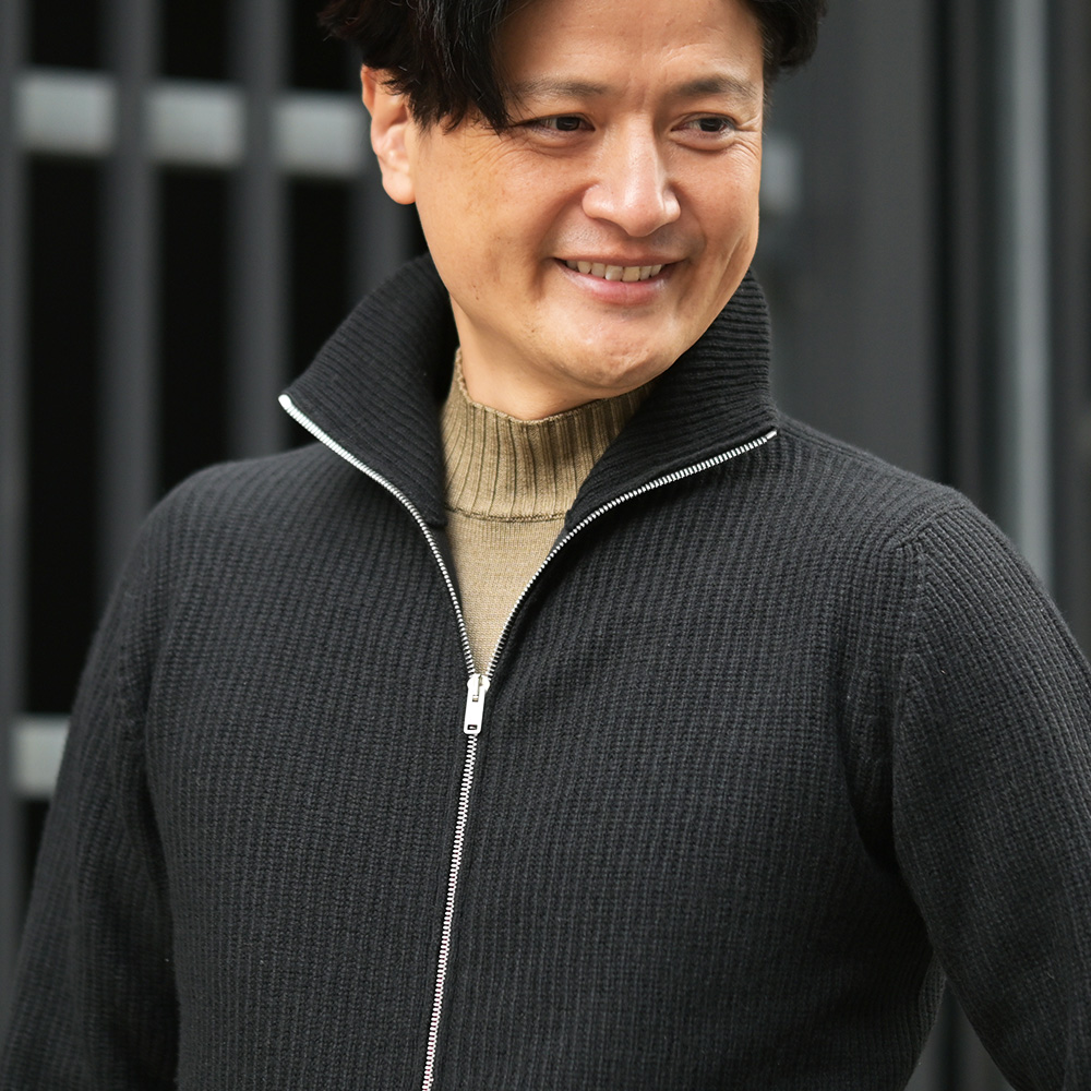 ョンスメドレー（JOHN SMEDLEY）MALLAM　ウールカシミア ジップアップニット　首元のアップ