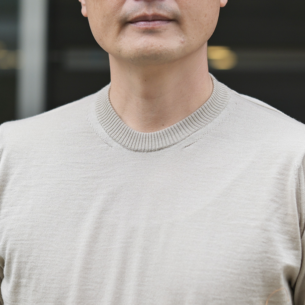 ジョンスメドレー（JOHN SMEDLEY）DORIAN　メリノウール クルーネックニット　首元のアップ