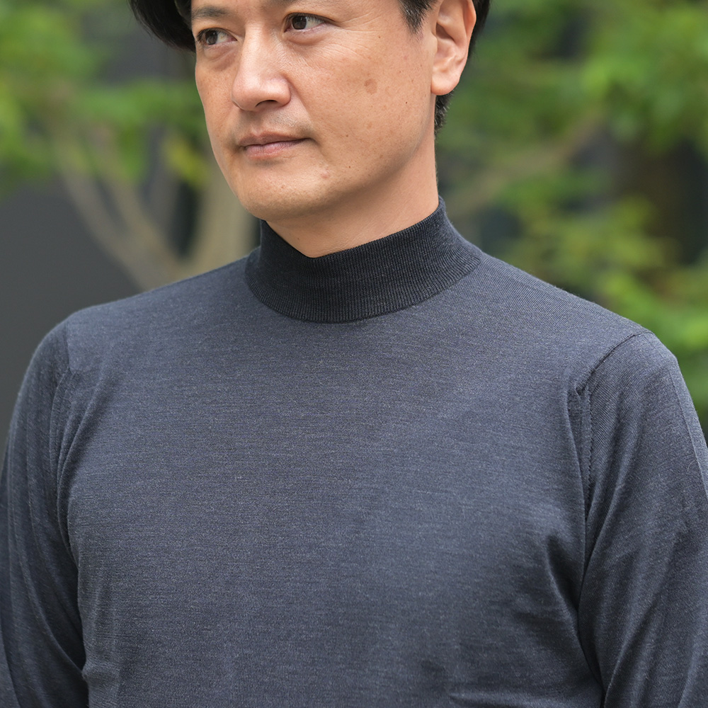 ジョンスメドレー（JOHN SMEDLEY）KILDAY　メリノウール モックネックニット　首元のアップ
