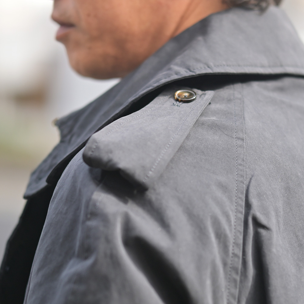 リンペルメアビレ（l'impermeabile）VASCO　ピーチコットン　ロング丈トレンチコート　肩のアップ