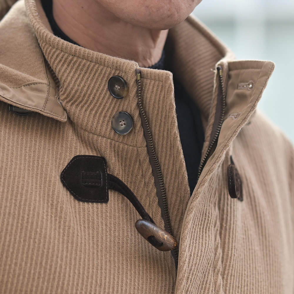 リンペルメアビレ（l'impermeabile）MONT　ウールキャバリーツイル ダッフルコート　首元のアップ