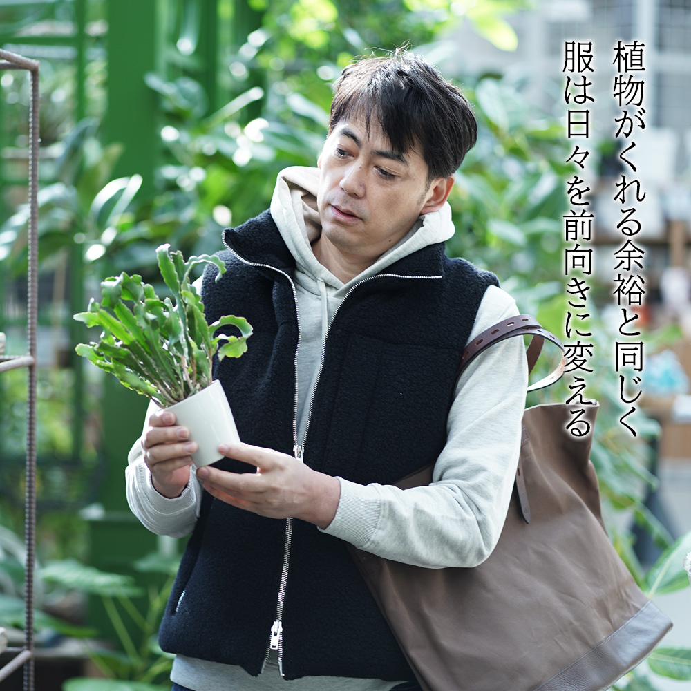 夏の装いが仕事のモチベを変える　軽やかにキメる大人のビジネススタイル　スマホ片手にバスの時刻表を眺めている風景