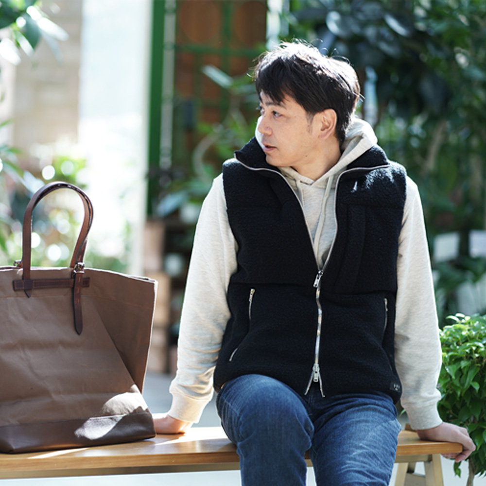 仕事着で歩いている様子