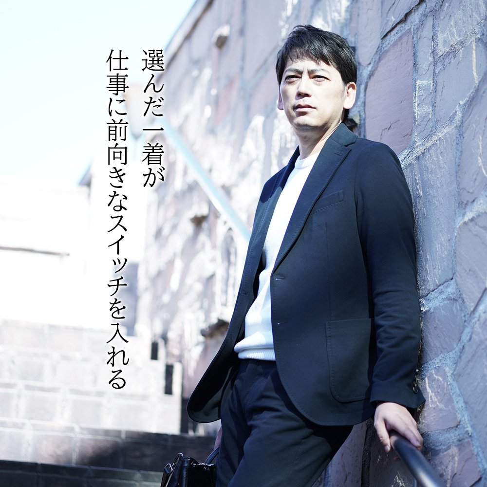 非日常が日常をもっと面白くする　ちょっと遠くへ、大人のアクティブスタイル　城周りのお堀を散歩している風景