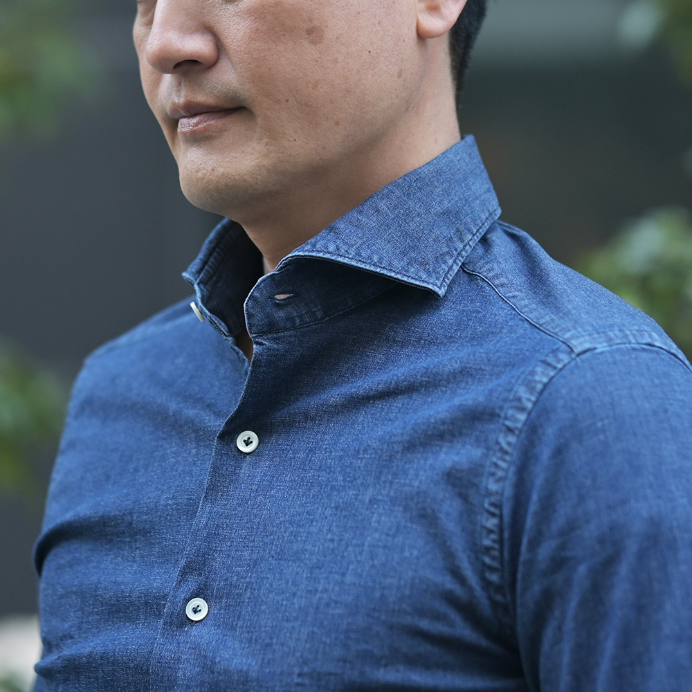 ジャンネット（Giannetto）モデル着用バストアップ画像　WASHING DIVISION コットンシャンブレーシャツ