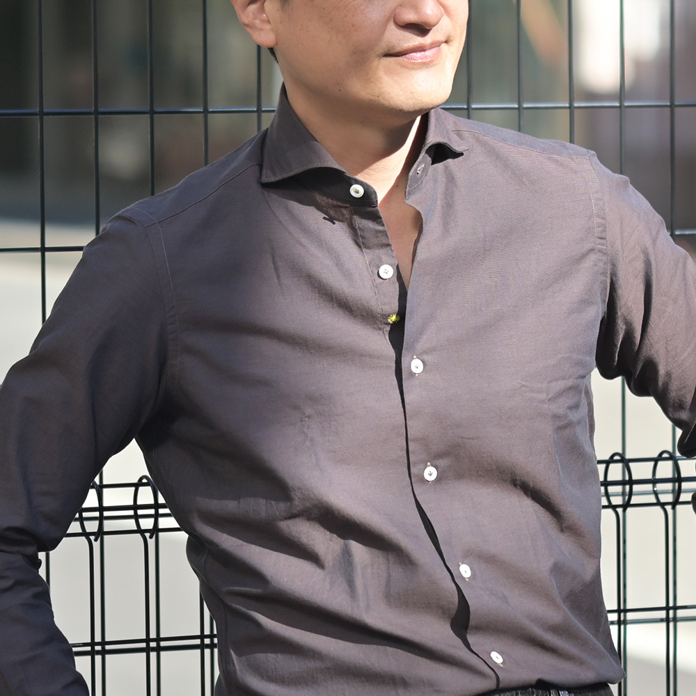 ジャンネット（Giannetto）モデル着用バストアップ画像　カラーシャンブレーシャツ