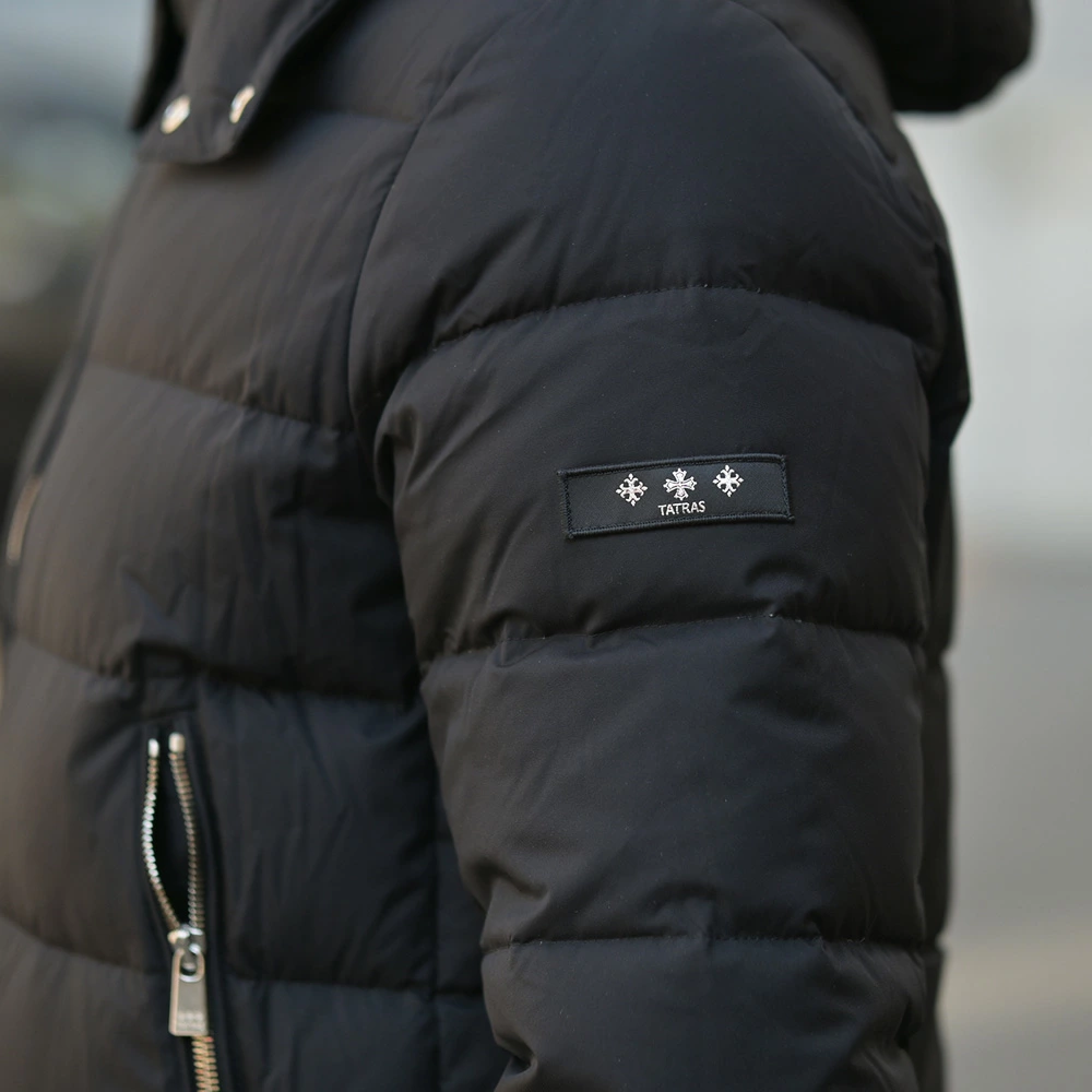 ASTONI（アストーニ）ラビットファー調 ボアブルゾン　袖部分のロゴアップ画像