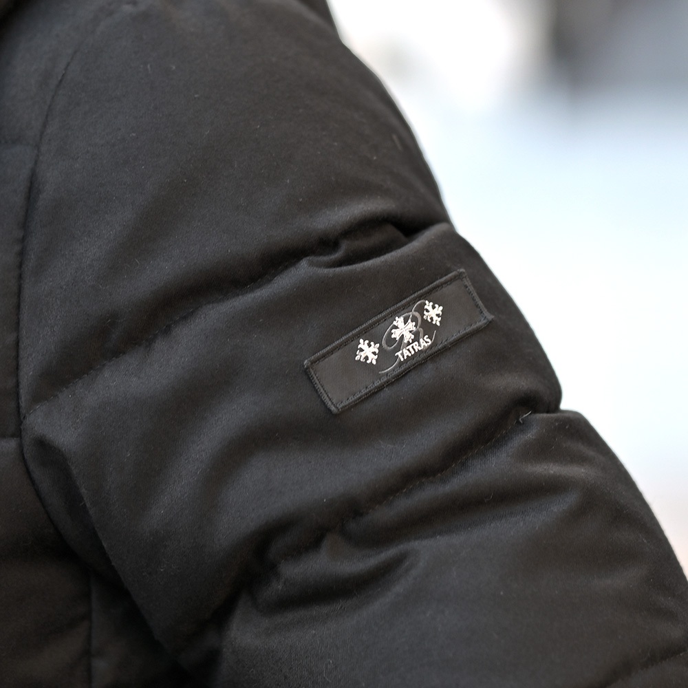 DOMIZIANO（ドミッツィアーノ）ウールシルクダウン　袖部分のロゴアップ画像