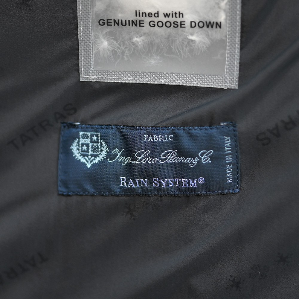 DOMIZIANO（ドミッツィアーノ）ウールシルクダウン　首元のアップ画像