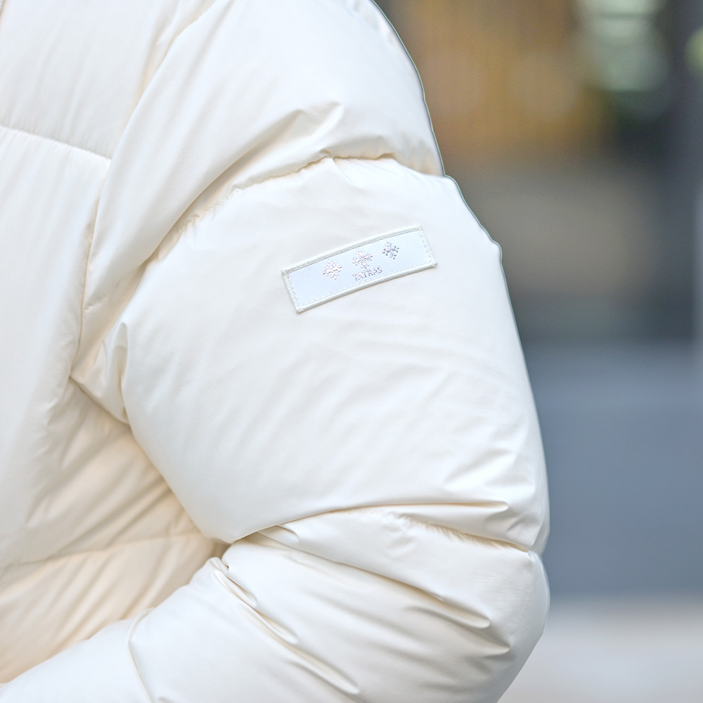 ACATE（アカテ）マットナイロンダウン　首元のアップ画像