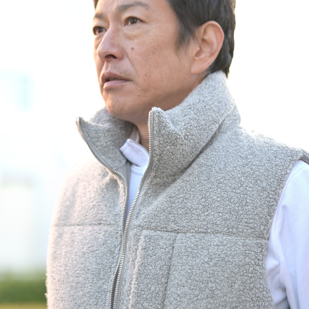 BRONTE（ブロンテ）ボアダウンベスト　袖部分のロゴアップ画像