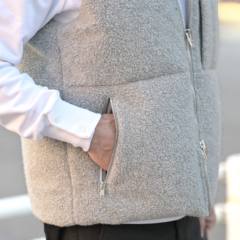 BRONTE（ブロンテ）ボアダウンベスト　首元のアップ画像