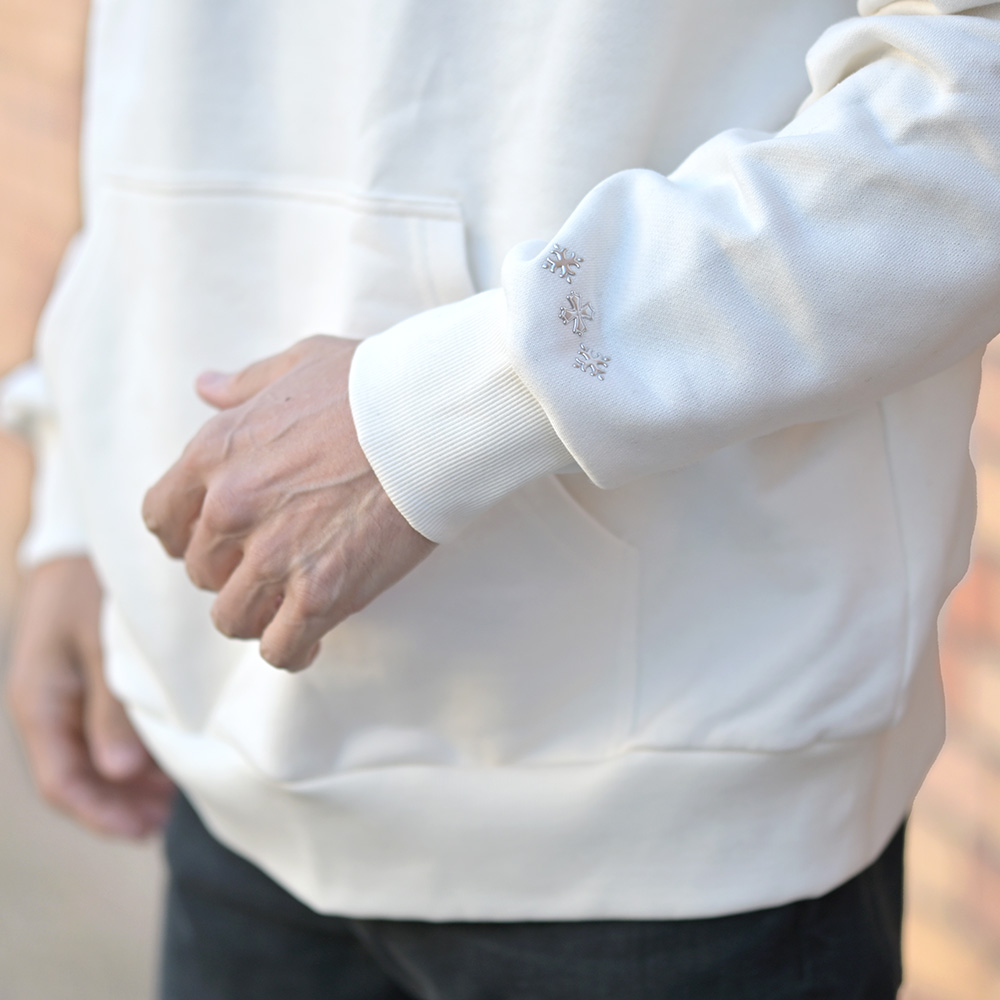 AGUILA（アギラ）プルオーバーパーカ　袖部分のロゴアップ画像