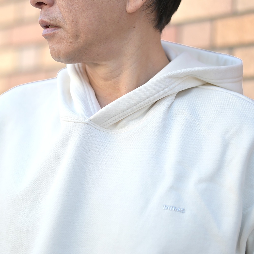 AGUILA（アギラ）プルオーバーパーカ　首元のアップ画像