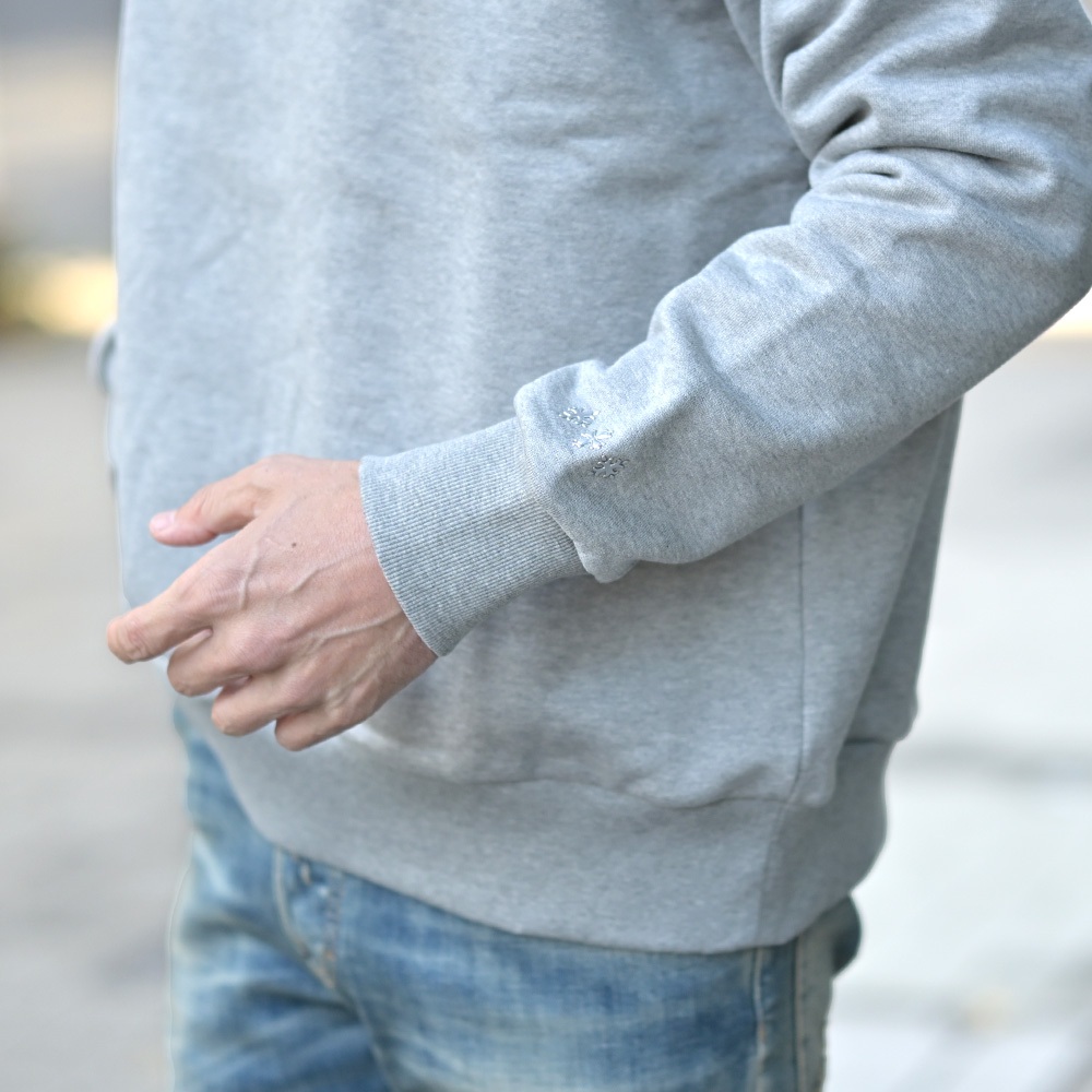 FIDASIO（フィダシオ）スウェット　袖部分のロゴアップ画像