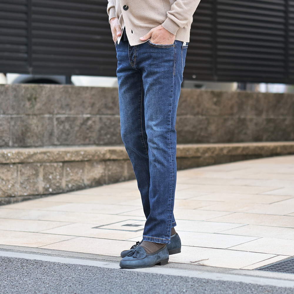 アントレアミ（ENTRE AMIS）GAGAモデル　8177モデル　クロップド丈 デニムパンツ　足元のアップ画像