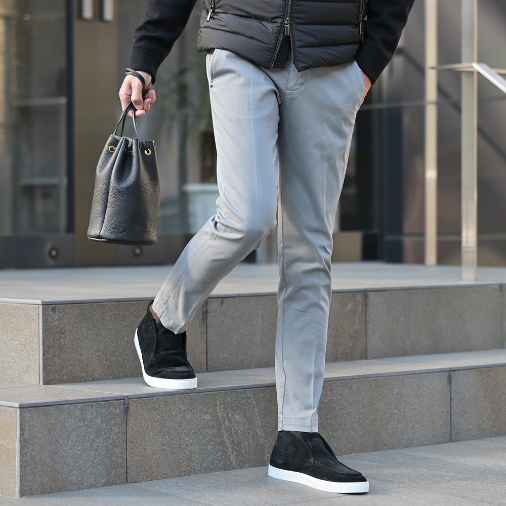 アントレアミ（ENTRE AMIS）GAGAモデル　8188モデル　スリムテーパード チノスラックス　足元のアップ画像